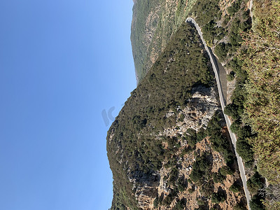 希腊克里特岛阿吉奥斯·尼古拉斯镇附近的岩石和道路。