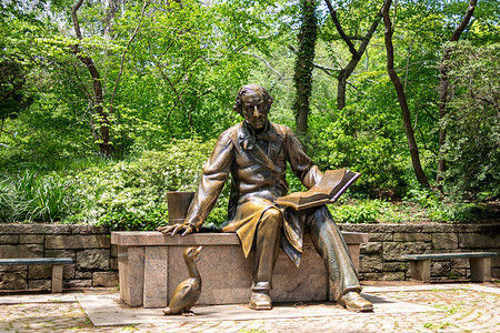 安徒生模板摄影照片_纽约中央公园安徒生给鸭子读书的雕塑