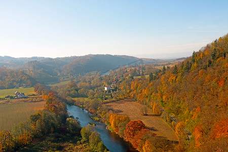 从高处俯瞰小河和黄红色的秋季森林，风景如画。