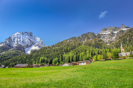 意大利 Cortina D Ampezzo 附近的村庄和高山草甸与多洛米蒂阿尔卑斯山
