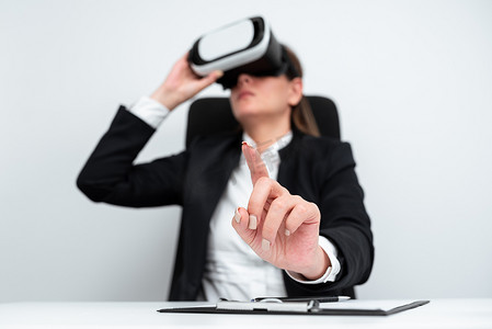 女性高管在专业培训期间佩戴虚拟现实模拟器手势。