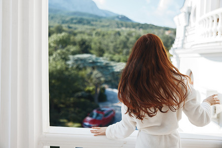 漂亮女人白袍欣赏窗外风景不变