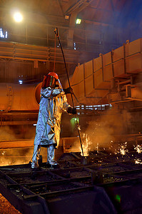 钢铁厂的钢铁工人