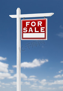 蓝天白云上的正向待售房地产标志