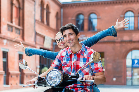 游客在柏林乘坐 Vespa 观光旅游