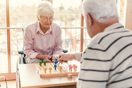 疗养院里的两名老人在玩棋盘游戏