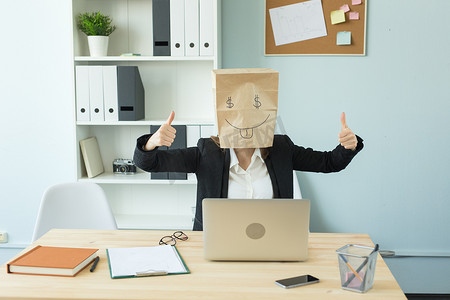 商业、情感和金钱概念 — 办公室疯狂女人把一个画着滑稽面孔的包裹放在头上。