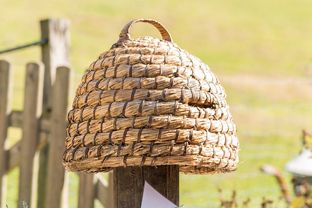 用稻草手工编织的蜂巢。
