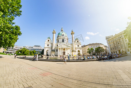 奥地利维也纳 - 2019年6月7日：圣查尔斯教堂（Karlskirche）是一座巴洛克式教堂，位于奥地利维也纳卡尔广场南侧。
