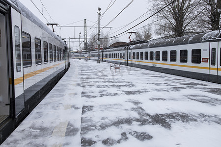 俄罗斯莫斯科 — 2022年1月15日，Rizhsky火车站的郊区列车正在等待出发