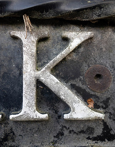 遇险状态排版中的书面文字找到字母 K