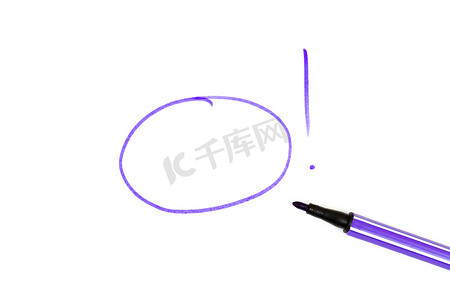 带有感叹号的紫色圆圈和白色背景上的紫色标记，带有空白的文本空间