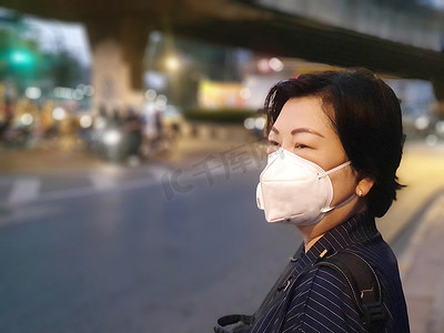 女性使用 N95 口罩防护城市雾霾 PM2.5 粉尘