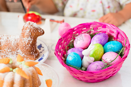 装有复活节彩蛋的篮子已被家人涂色