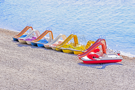 海滩上色彩缤纷的脚踏船