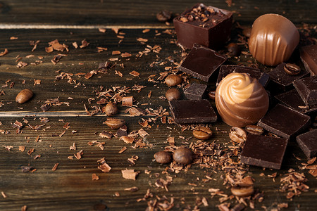 巧克力片和深色木桌上的糖果。