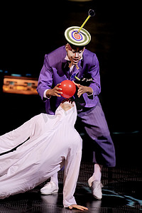 小丑表演摄影照片_太阳马戏团的表演“Quidam”中的表演者跳绳