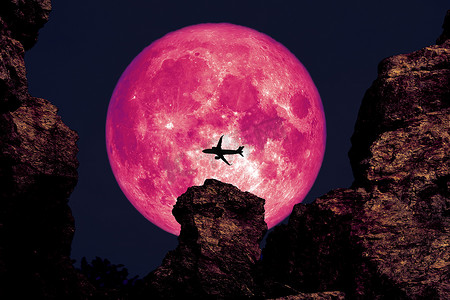 月亮飞机摄影照片_长夜月圆，冷月回两山夜之间