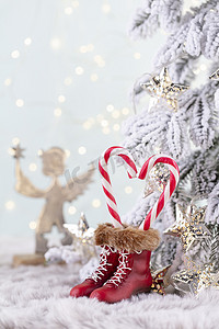 圣诞糖果拐杖摄影照片_圣诞糖果手杖心形，散景背景。