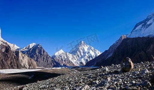 乔布斯速写摄影照片_巴基斯坦喀喇昆仑山脉康科迪亚 (Concordia) 的乔戈里峰 (K2) 和布洛阿特峰 (Broad Peak)