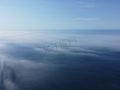 海洋模糊摄影照片_抽象空中自然夏季海洋日落海和天空背景。