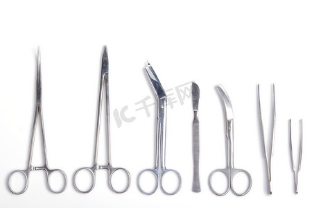 外科医生工具 — 手术刀、镊子、夹子、剪刀 — 隔离