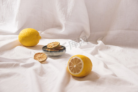 鲜柠檬和干柠檬的极简主义静物