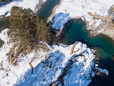 卡通飞行器摄影照片_冬季蓝色湖泊的鸟瞰图