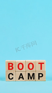 BOOT CAMP 字写在木版上，商业概念 Bootcam