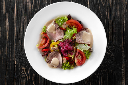 牛肉沙拉摄影照片_烤牛肉沙拉配生菜、甜椒、洋葱、西红柿、蘑菇