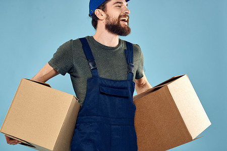 工作人员手中的盒子送货服务包装生活方式蓝色背景