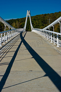 鹰击苍穹摄影照片_横跨小溪的桥梁，弗拉诺夫大坝。