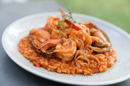海鲜烩饭配贻贝虾和鱿鱼，意大利食品