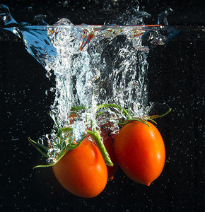 新鲜的西红柿掉进水里