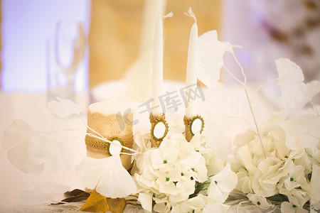 白色和金色风格的婚礼装饰，配有水晶、蕾丝和鲜花。