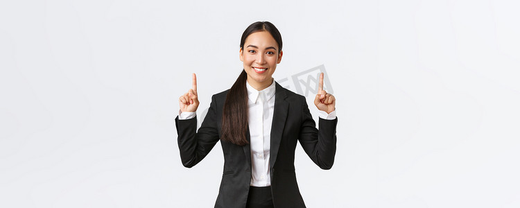 自信漂亮的亚洲女商人对客户有很好的建议，在公告或特别优惠时竖起大拇指。