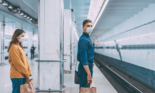 等地铁的人摄影照片_戴着防护面具的乘客在等地铁