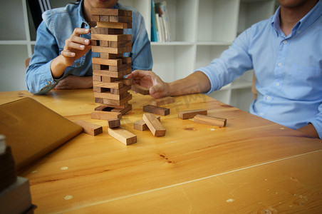 一群朋友在桌子上玩积木游戏折叠 pu