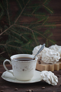 和风的装饰摄影照片_木质背景上一杯带有咖啡味和风或棉花糖的咖啡