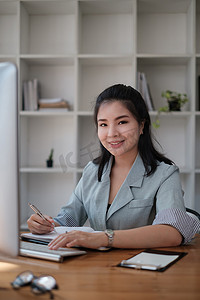 亚洲女商人与业务团队进行视频通话，咨询公司的商业计划。