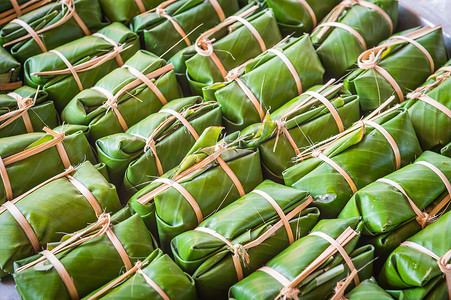 文化理念摄影照片_Khao Tom Mad 的绿色背景，泰国文化的甜点食品