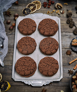 铁板上的巧克力圆形饼干