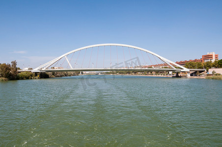 塞维利亚瓜达尔基维尔河上的巴克塔桥