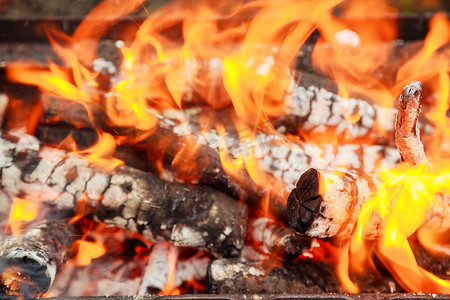 在烧烤或框架背景和纹理中燃烧的木炭。