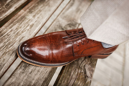 老爷车皮鞋摄影照片_男式棕色皮鞋，由真正的光面皮革制成