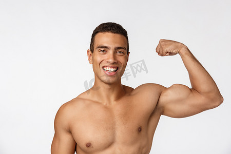 非洲裔美国少年展示手臂上的肌肉。