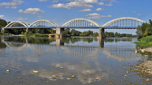 桥梁和卢瓦尔河