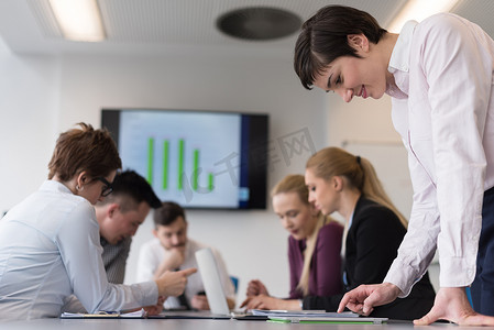 在商务会议上使用平板电脑的年轻女性