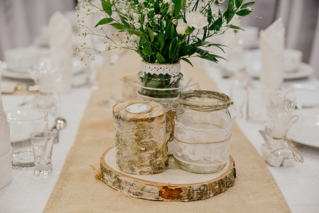 婚礼装饰餐桌布置和鲜花。