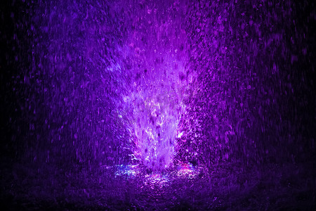 彩色喷泉溅出紫罗兰色和白色